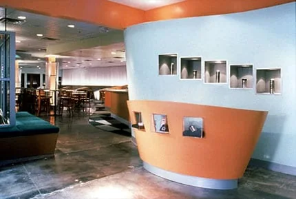 Espacio comercial interior curvo con formas esculpidas