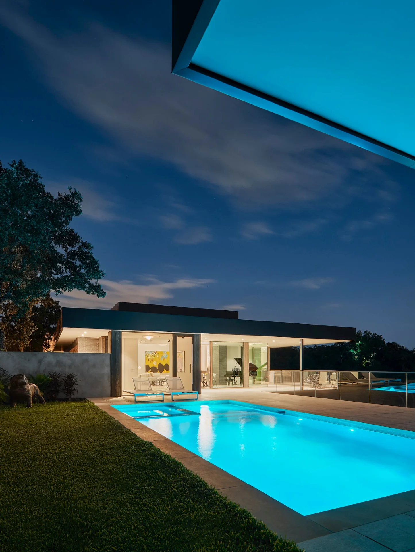 Residencia modernista con piscina de noche